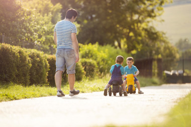 父亲与儿子踢足球图片