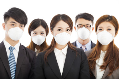 企業(yè)人戴著面具來表達(dá)問題