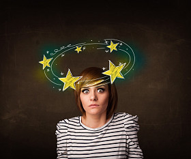 黄色的星星 circleing 周围她头部的插图的女孩
