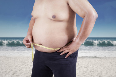 胖子测量他的肚子大小