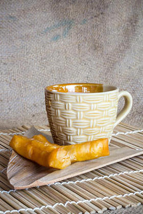 深的油条和一杯豆浆托盘上图片