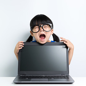 女婴用的笔记本电脑图片