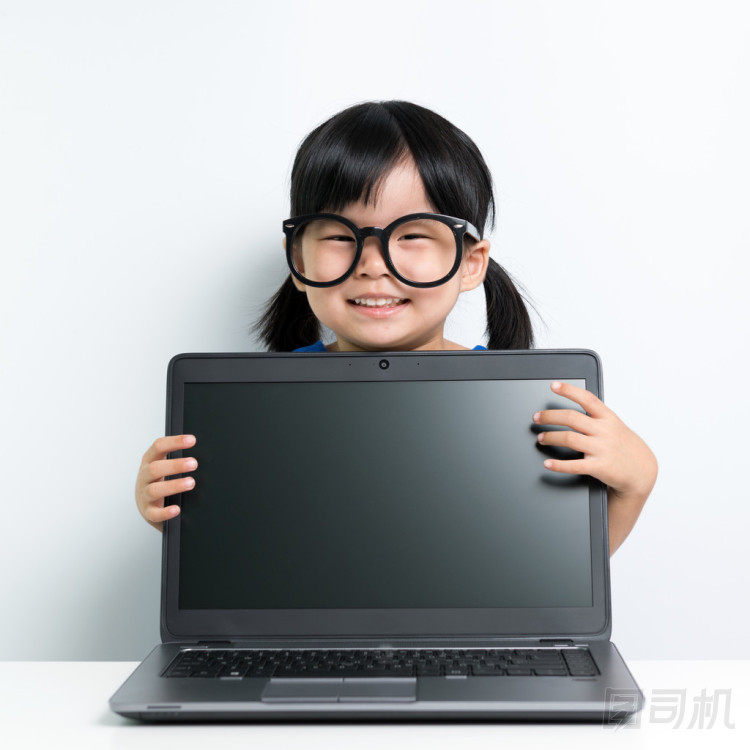 女嬰用的筆記本電腦圖片