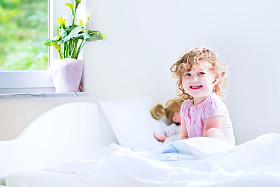 可爱的蹒跚学步的女孩醒来