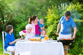 烧烤肉为午餐的大家庭图片