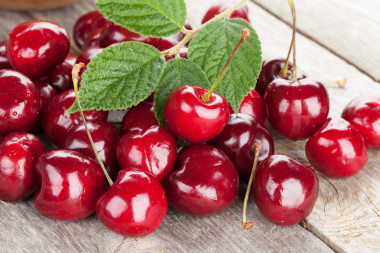 成熟的樱桃木制的桌子上