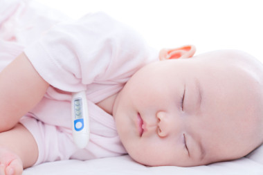 特寫剛出生的嬰兒睡覺