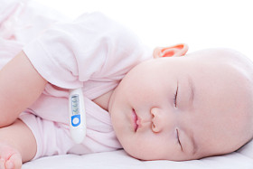 特写刚出生的婴儿睡觉