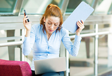 在生活中一個女商人忙一天