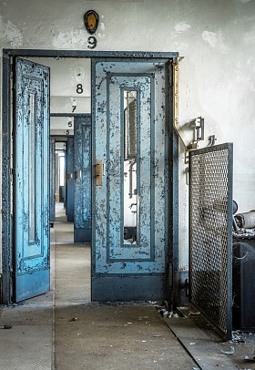 黑暗的工业内部图片