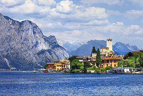Beautiful Lago di Garda, in northern Italy. View the castle with the law of arbitration