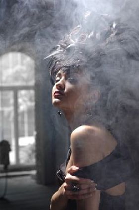 与烟气中的豪华发型位优雅的女士