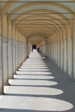 在 loggiato dei capuccini 在摩德纳的拱门