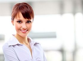 积极商业女人微笑在白色背景