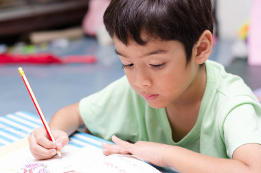 小男孩写作作业图片