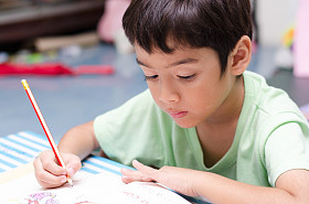 小男孩写作作业图片