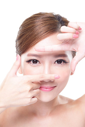 美丽的女人，使框架与手