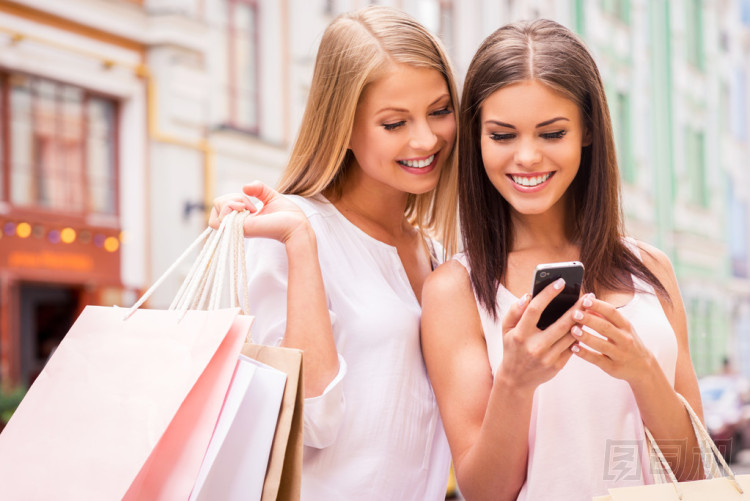 婦女擔(dān)任購(gòu)物袋圖片