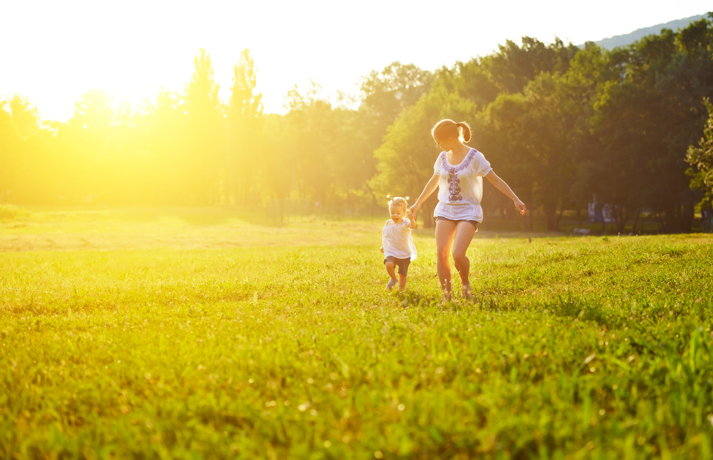 幸福的家庭,在性质上走在夏天 幸福的家庭,在性质上走在夏天