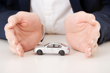 汽車玩具模型之間的手.圖片