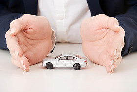 汽车玩具模型之间的手.图片