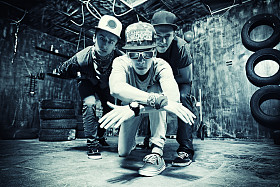 在车库里的朋友图片