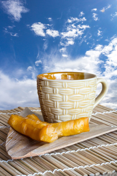 深的油條和一杯豆?jié){托盤上圖片