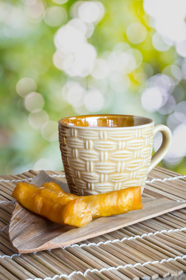 深的油條和一杯豆?jié){托盤上