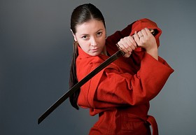 一个年轻女孩在红色和服与日本武士
