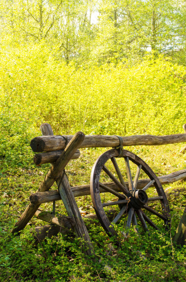 歷史的車(chē)輪在柵欄上照片