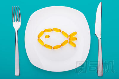 魚躺在板上的油軟膠囊