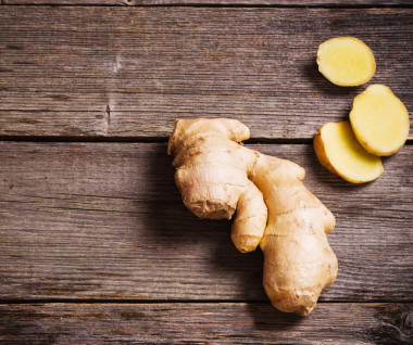 生姜的根，在桌子上