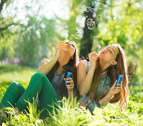 十几岁的女孩吹肥皂泡