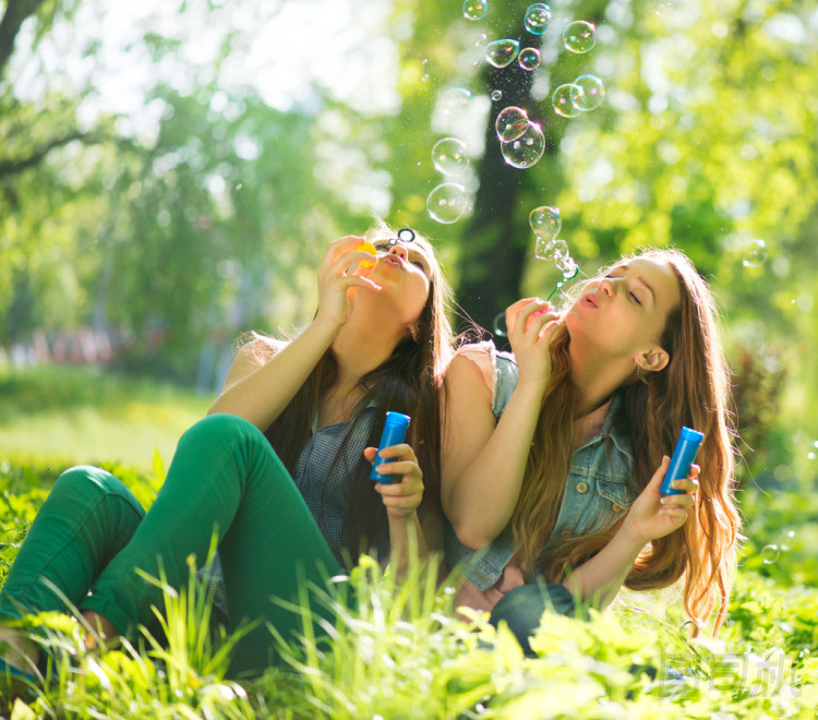 十幾歲的女孩吹肥皂泡