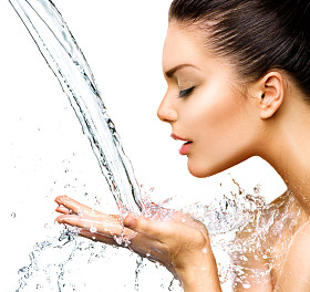 下泼了一身水的小女孩微笑着图片