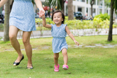 亞洲小姑娘跑照片
