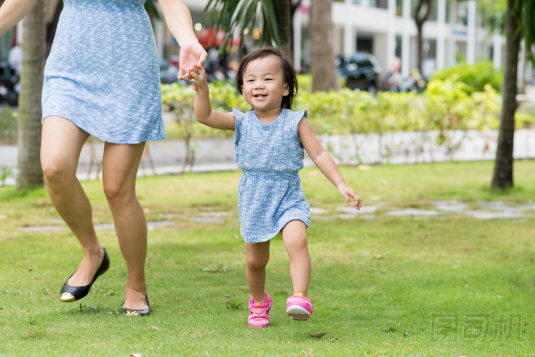 亞洲小姑娘跑照片