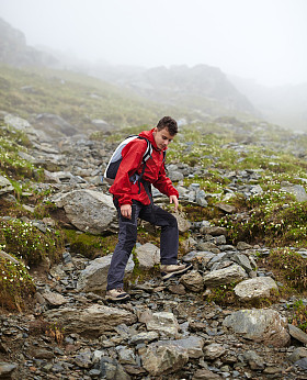 十几名徒步旅行者在山上