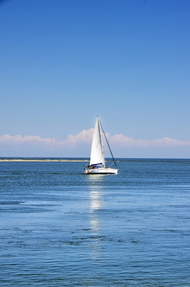 白色帆船上，在蔚藍(lán)的大海