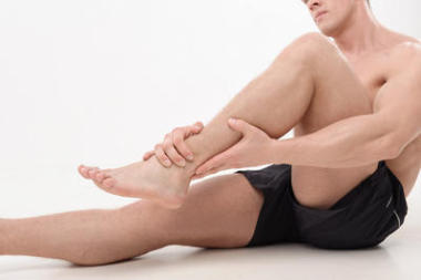 年輕的運動員感覺疼痛