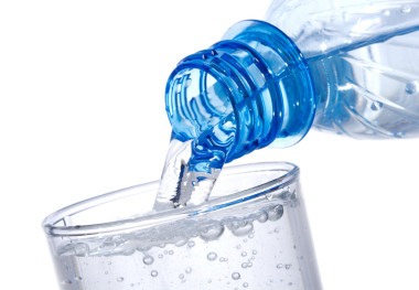 水澆入杯圖片
