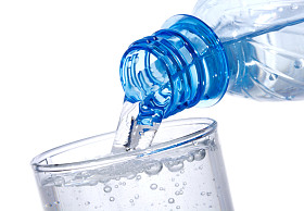 水浇入杯图片
