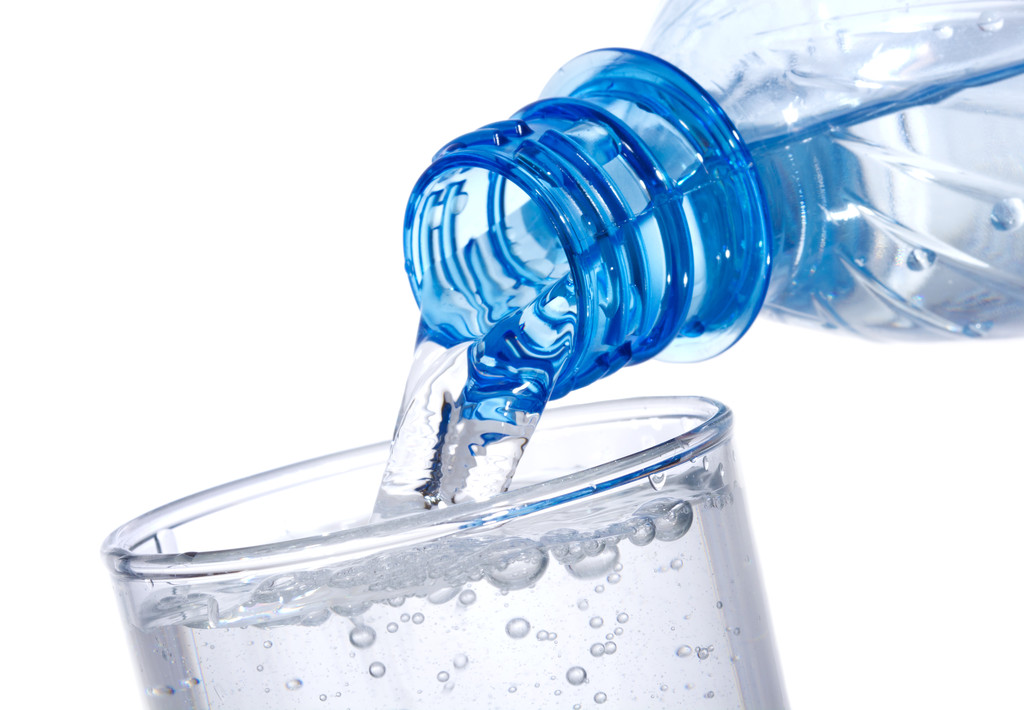 水浇入杯图片