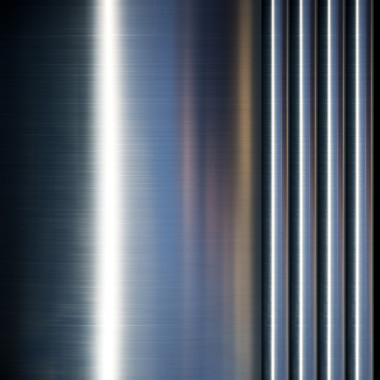 打開金屬圓筒黑色背景