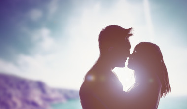 愛夫婦背光通過明亮的太陽圖片