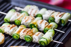 烹饪烤鸡肉串、 串在热轧西葫芦扦子上