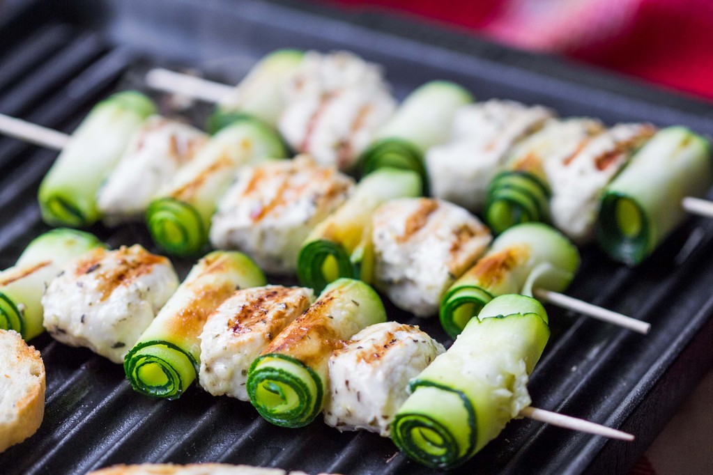 烹饪烤鸡肉串、 串在热轧西葫芦扦子上