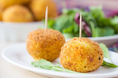 意大利開(kāi)胃菜 arancini，釀肉油的飯團(tuán)
