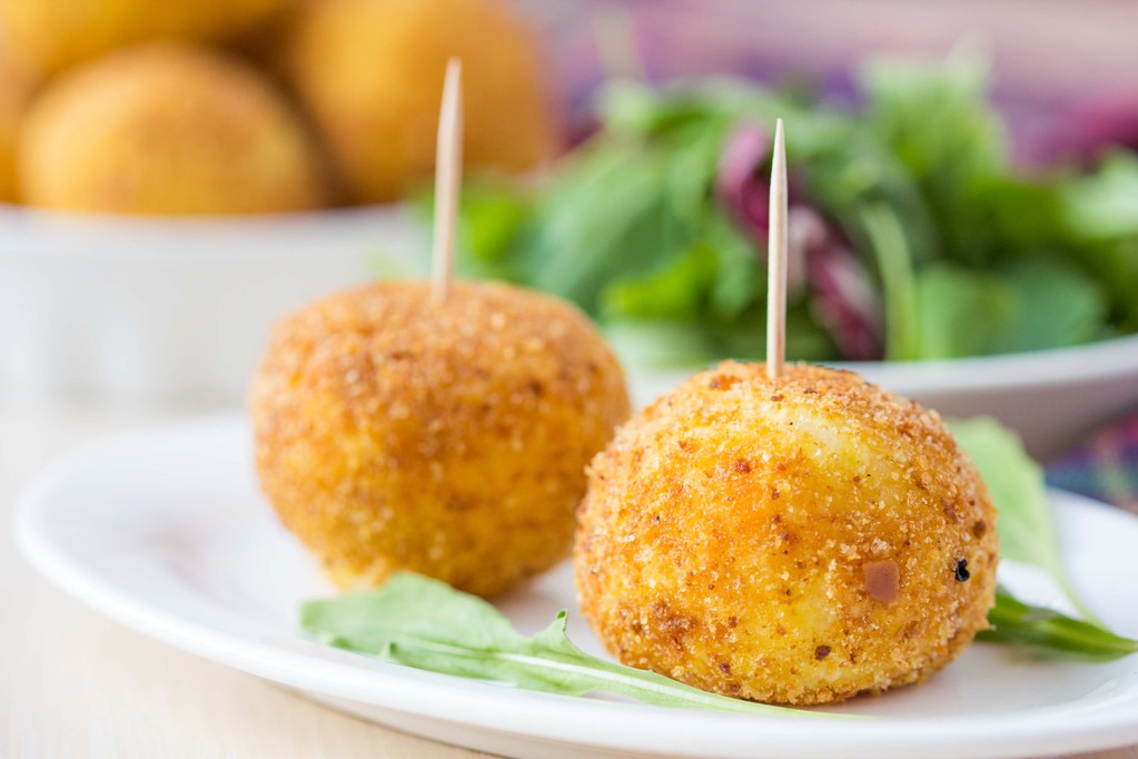 意大利开胃菜 arancini，酿肉油的饭团