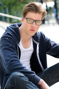 很酷的年輕人戴著眼鏡照片